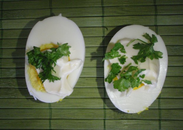 Fotografia przedstawiająca Jajka gotowane z pietruszką