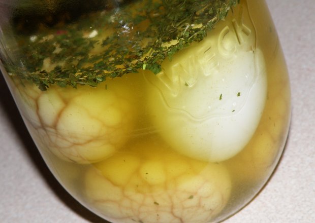 Fotografia przedstawiająca Jajka marynowane z kolendrą i pepperoncino