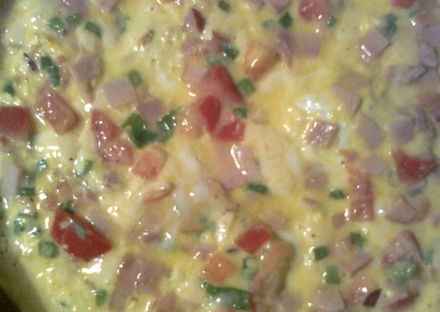 Fotografia przedstawiająca jajka na kolorowo a la omlet