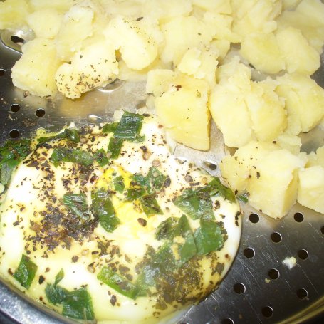 Krok 2 - Jajka na parze  z ziołami i ziemniakami  foto
