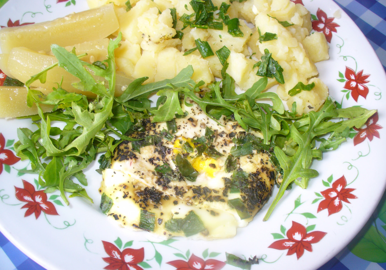 Jajka na parze  z ziołami i ziemniakami  foto