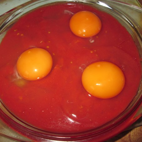 Krok 1 - Jajka na pomidorach z piwem foto
