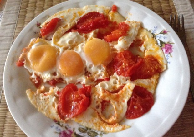 Fotografia przedstawiająca Jajka na pomidorach.
