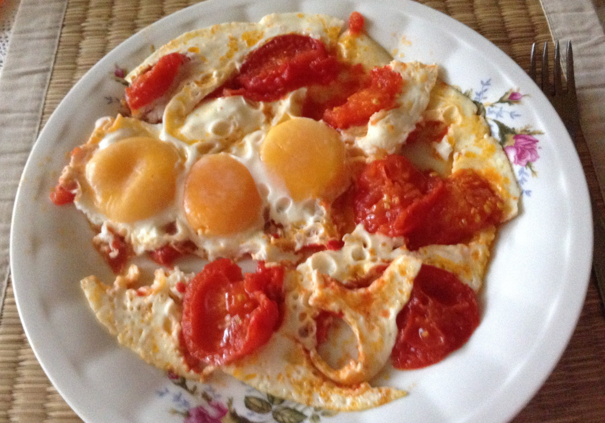 Jajka na pomidorach. foto