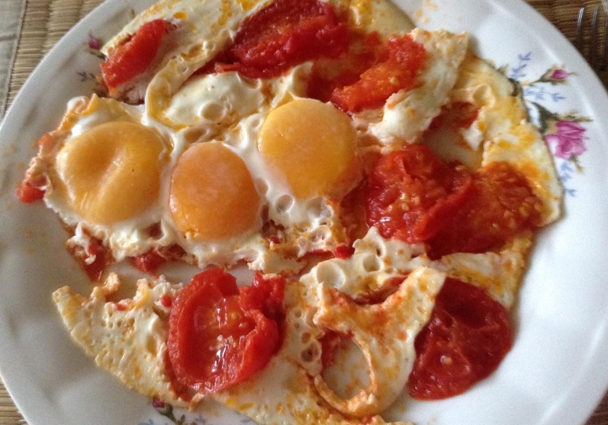 Jajka na pomidorach. foto