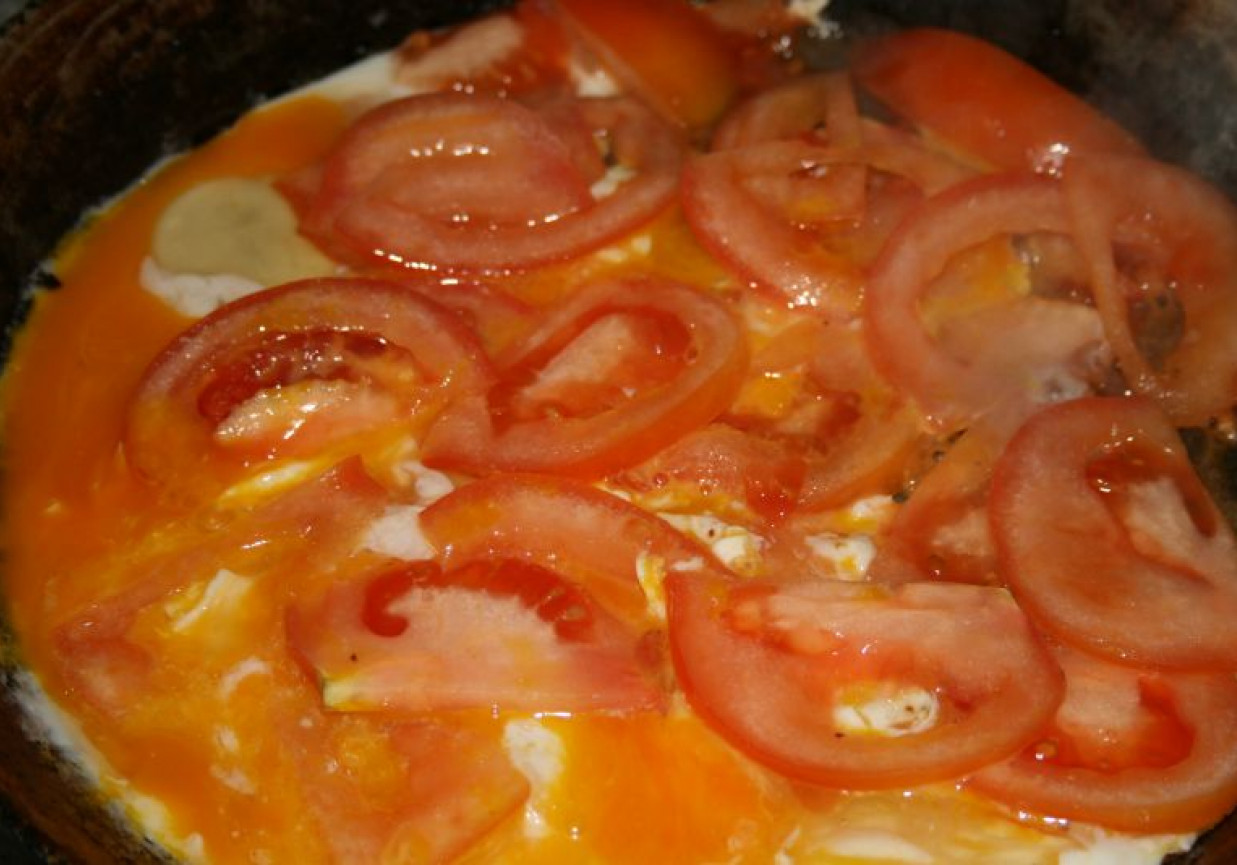 Jajka na pomidorach foto