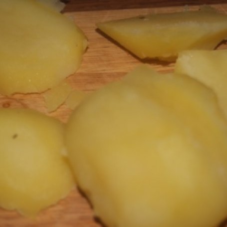 Krok 1 - Jajka na rumianych ziemniakach i fasolce w sosie pomidorowym foto