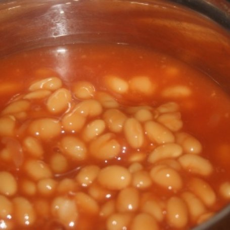 Krok 5 - Jajka na rumianych ziemniakach i fasolce w sosie pomidorowym foto