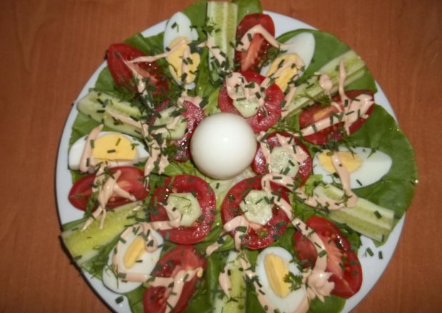Fotografia przedstawiająca Jajka na sałacie z pomidorami i ogórkiem