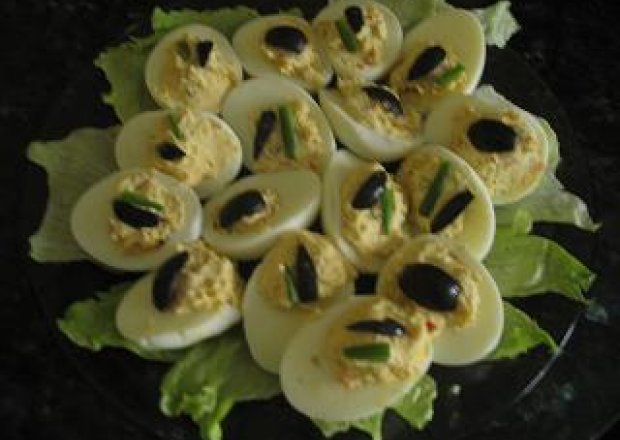 Fotografia przedstawiająca Jajka nadziewane oliwkami