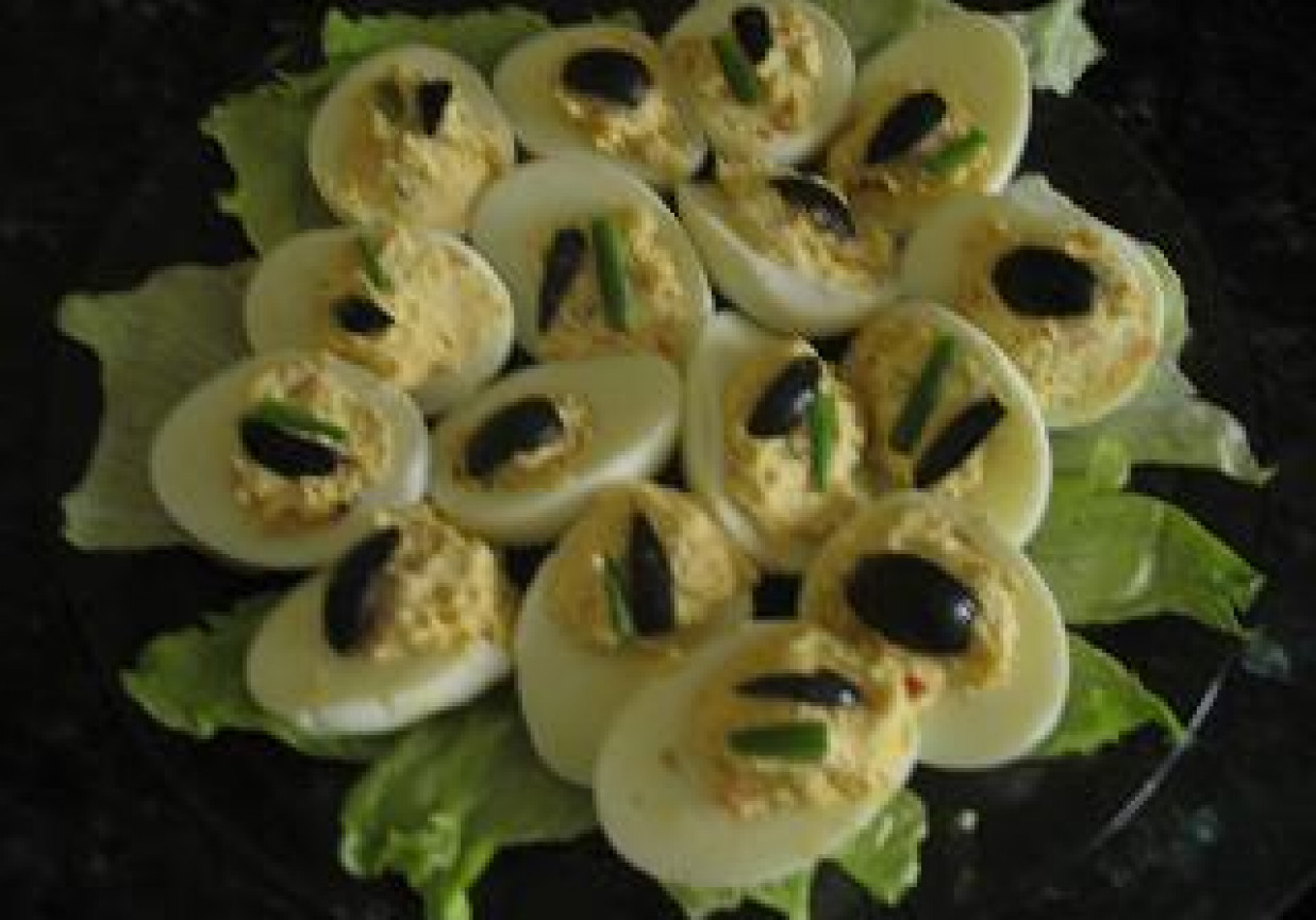 Jajka nadziewane oliwkami foto