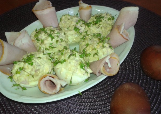 Fotografia przedstawiająca Jajka nadziewane pastą z sera ,jajek i szynki