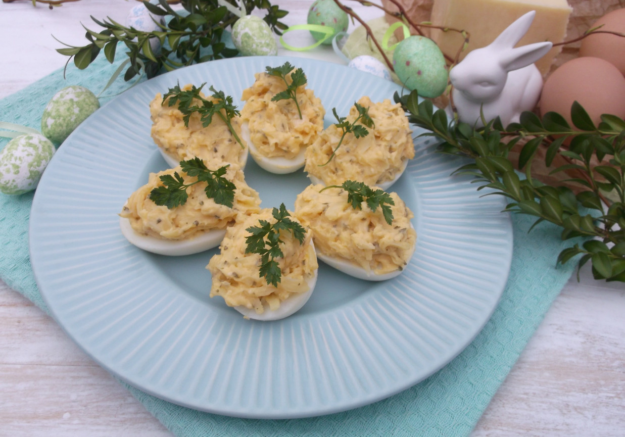 Jajka nadziewane serem żółtym. foto