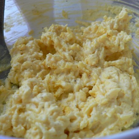 Krok 4 - Jajka nadziewane serowym farszem foto