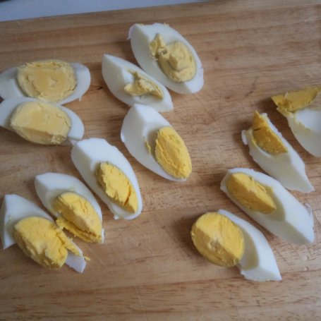 Krok 1 - Jajka otulone sosem czosnkowym w towarzystwie kiełków :) foto