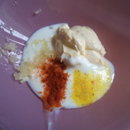 Krok 2 - Jajka otulone sosem czosnkowym w towarzystwie kiełków :) foto