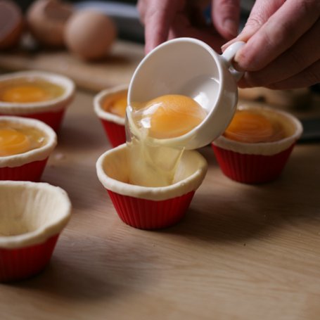 Krok 1 - jajka pieczone w cieście francuskim foto