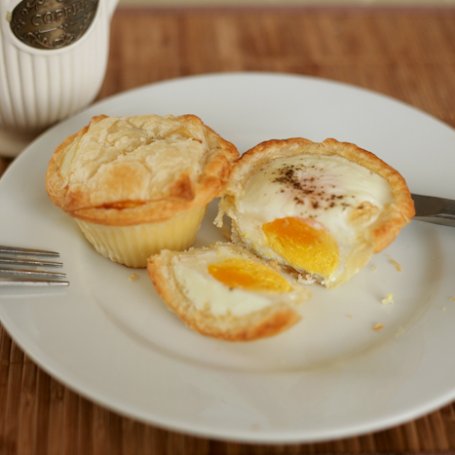 Krok 2 - jajka pieczone w cieście francuskim foto