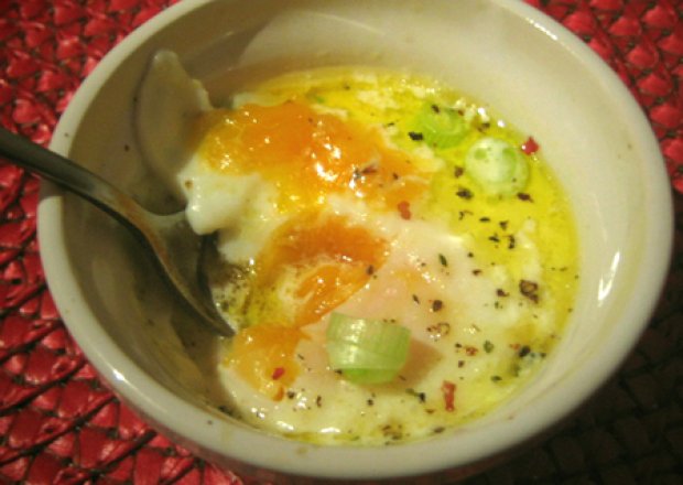 Fotografia przedstawiająca jajka pieczone w kokilkach