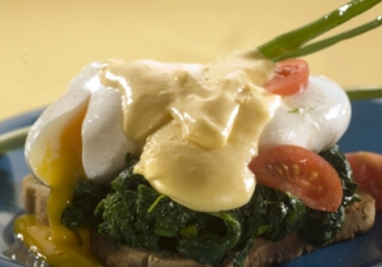 Jajka po benedyktyńsku ze szpinakiem i sosem holenderskim foto