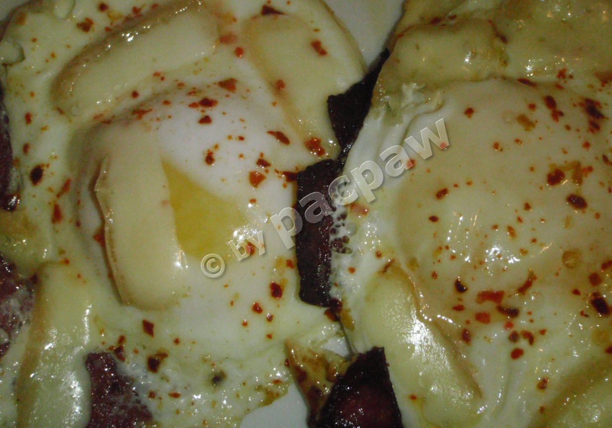 Jajka posadzone na salami z gorgonzolą foto