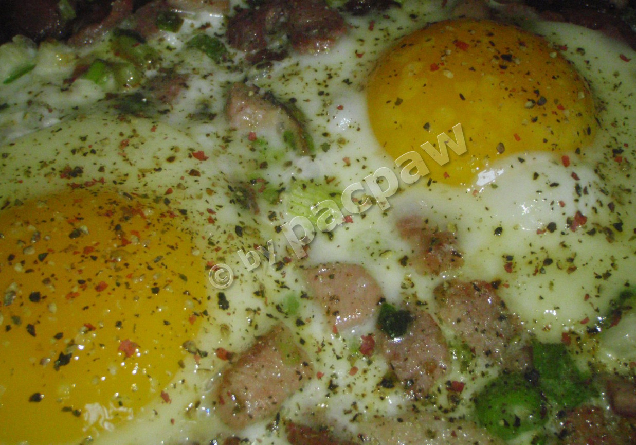 Jajka posadzone na szczypiorku i wędlince foto