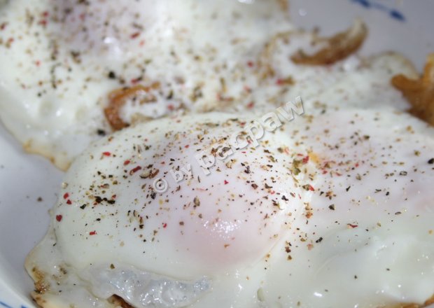 Fotografia przedstawiająca Jajka sadzone białe