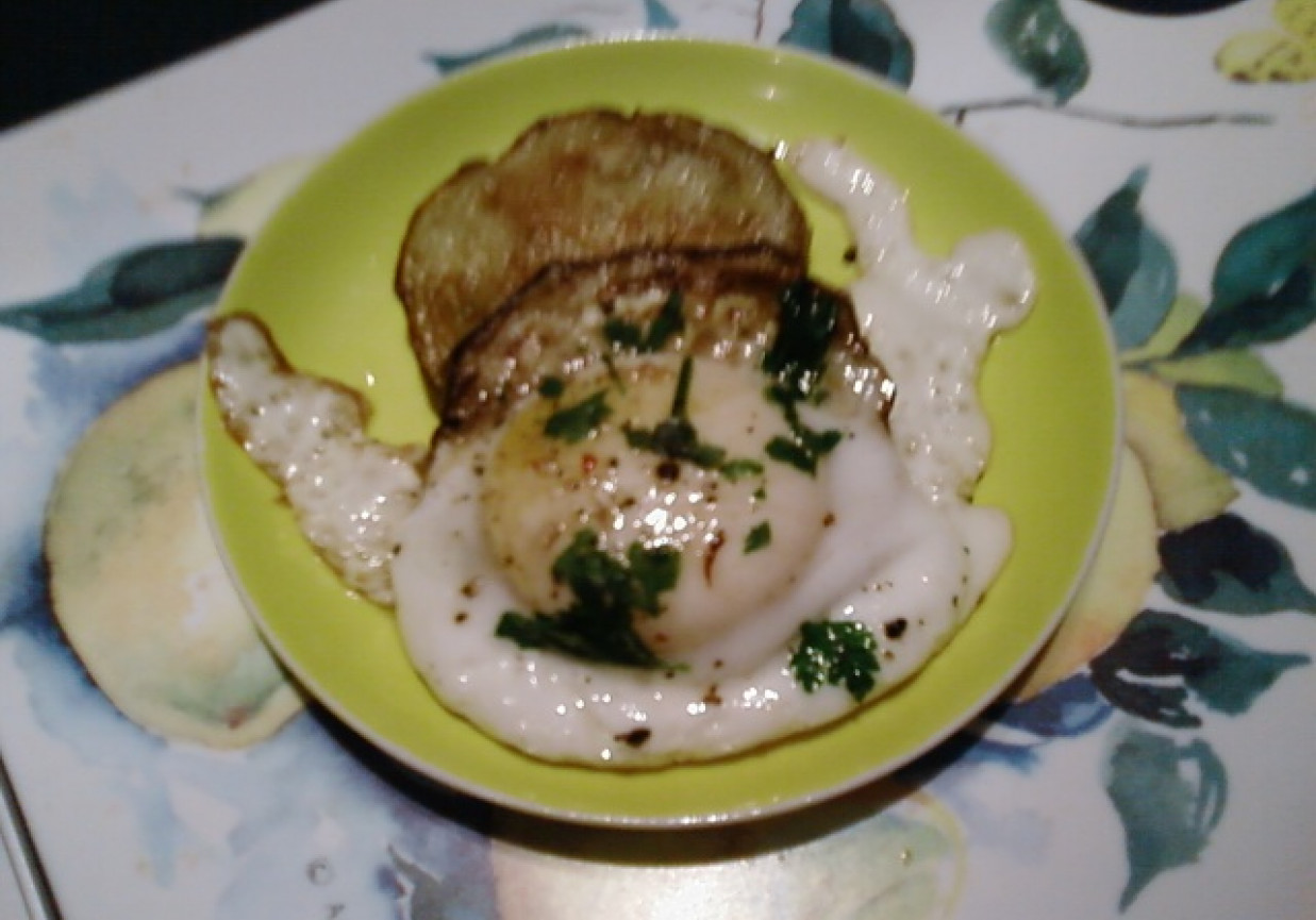 Jajka sadzone na bakłażanie. foto