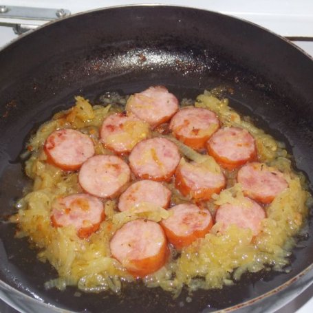 Krok 3 - Jajka sadzone na kiełbasie i cebuli foto