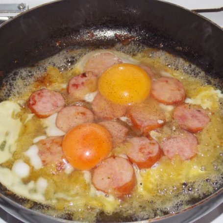 Krok 4 - Jajka sadzone na kiełbasie i cebuli foto