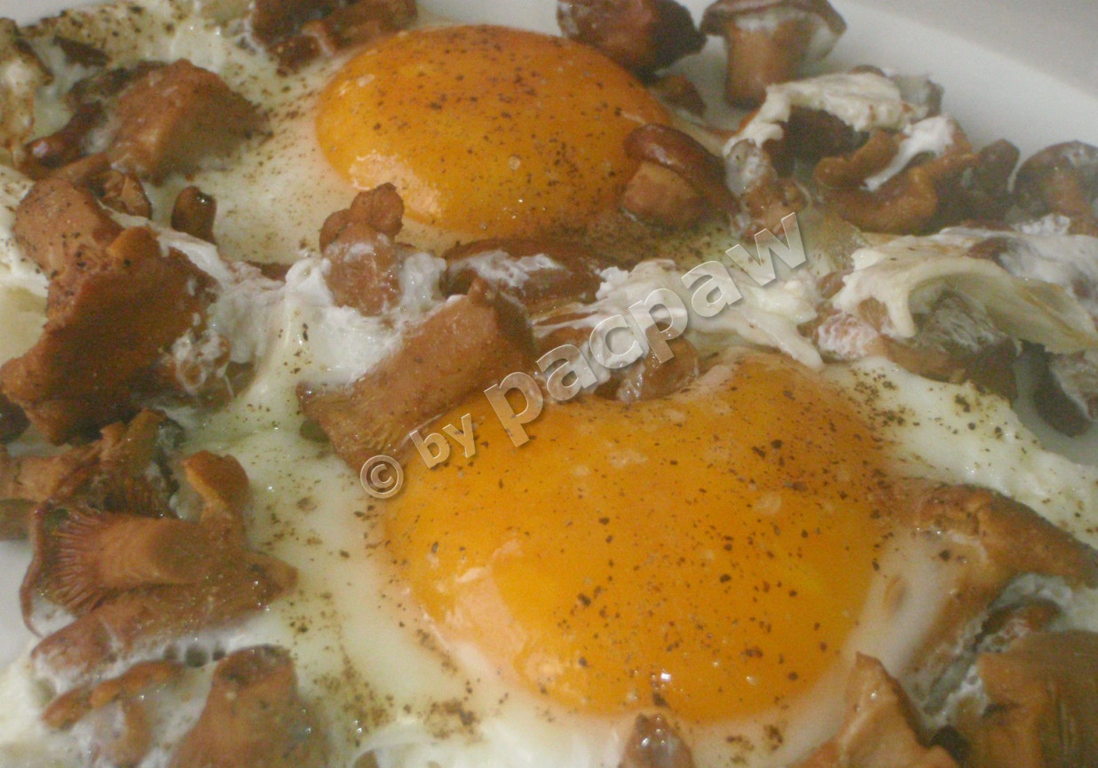 Jajka sadzone na kurakach marynowanych foto