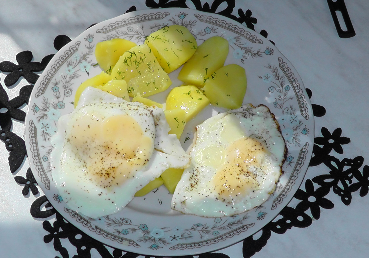 Jajka sadzone na obiad w upalne dni foto