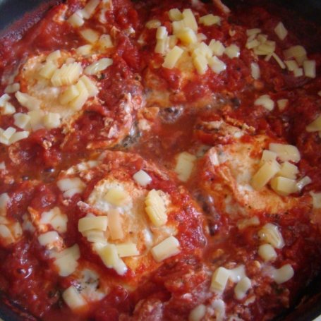 Krok 3 - Jajka sadzone na pomidorach z majerankiem, tymiankiem i serem żółtym foto