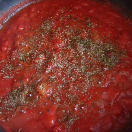 Krok 1 - Jajka sadzone na pomidorach z majerankiem, tymiankiem i serem żółtym foto