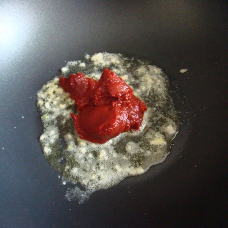 Krok 2 - Jajka sadzone na pomidorowej pierzynce  foto