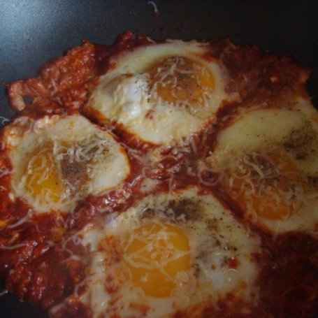 Krok 5 - Jajka sadzone na pomidorowej pierzynce  foto