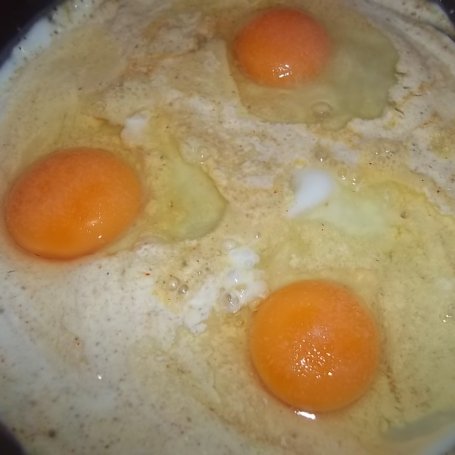 Krok 2 - Jajka sadzone na śmietanie w curry foto
