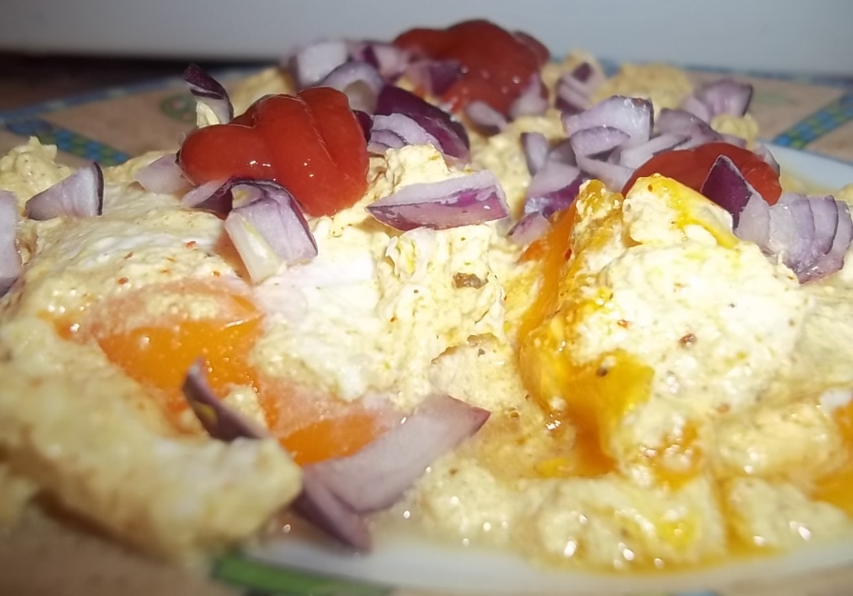 Jajka sadzone na śmietanie w curry foto