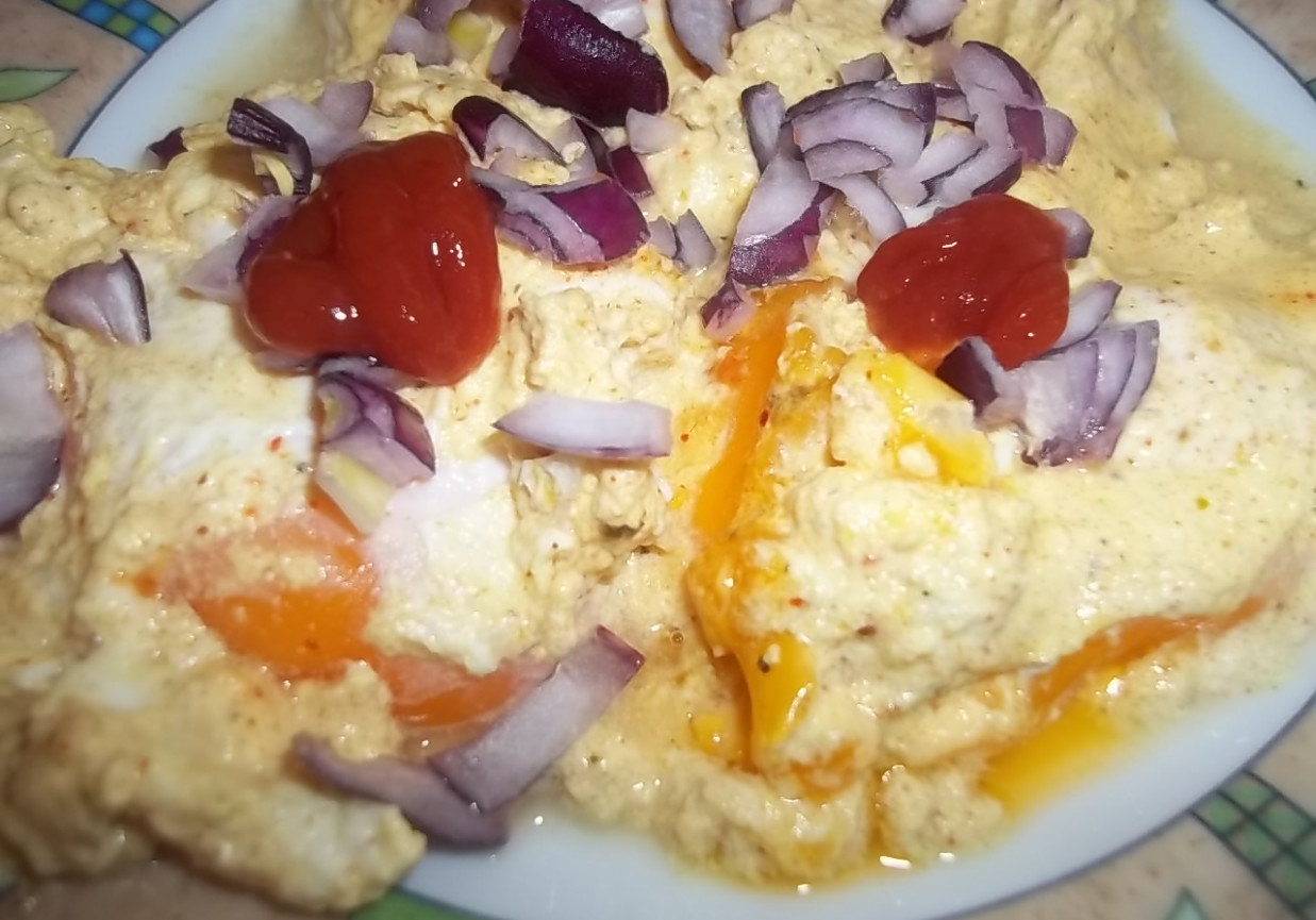 Jajka sadzone na śmietanie w curry foto