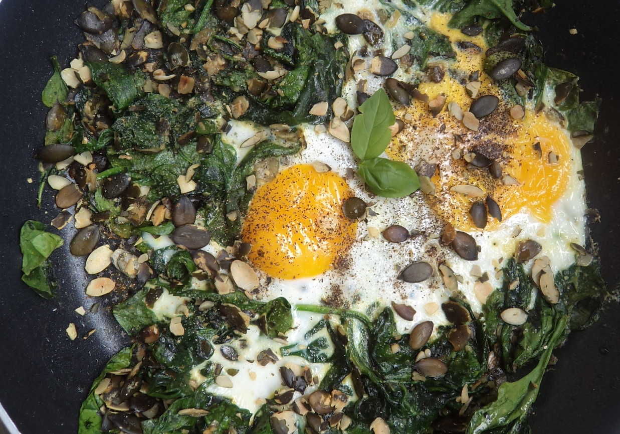 Jajka sadzone na świezym szpinaku :) foto