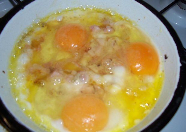 Fotografia przedstawiająca jajka sadzone na szynce