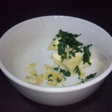 Krok 1 - Jajka sadzone na tostach z masłem czosnkowym foto