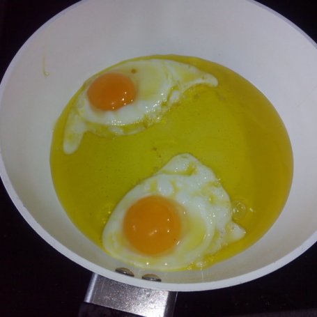 Krok 2 - Jajka sadzone na tostach z masłem czosnkowym foto