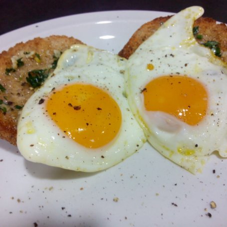 Krok 3 - Jajka sadzone na tostach z masłem czosnkowym foto