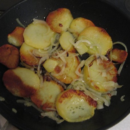 Krok 1 - Jajka sadzone na ziemniakach z cebulą, serem i oliwkami foto