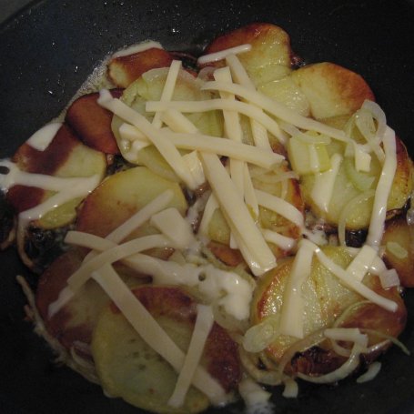 Krok 2 - Jajka sadzone na ziemniakach z cebulą, serem i oliwkami foto