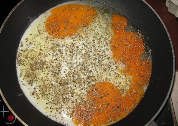 Fotografia przedstawiająca Jajka sadzone po prowansalsku