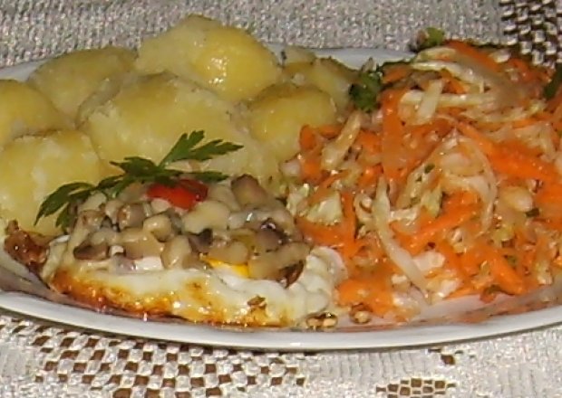 Fotografia przedstawiająca Jajka sadzone pod pieczarkową pierzynką