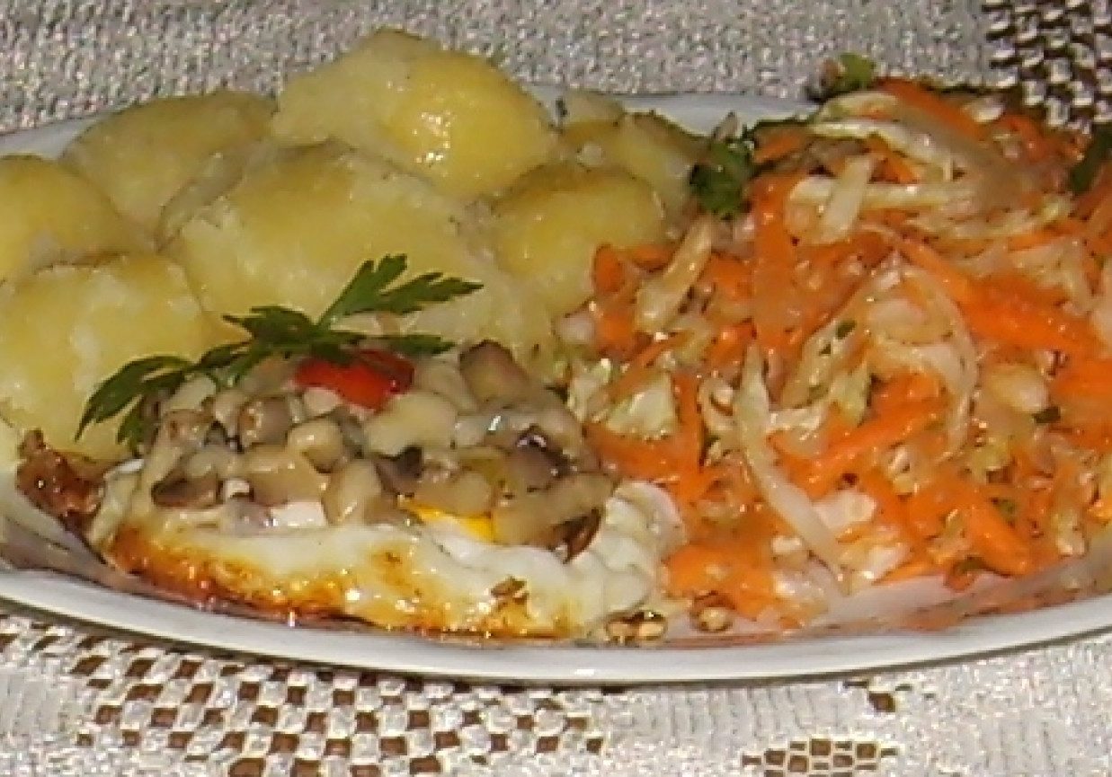 Jajka sadzone pod pieczarkową pierzynką foto