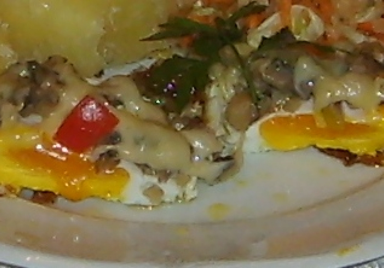 Jajka sadzone pod pieczarkową pierzynką foto